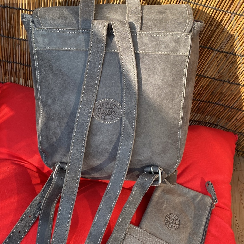 Leather ROOTS backpack w/pouch - Picture 2 of 12